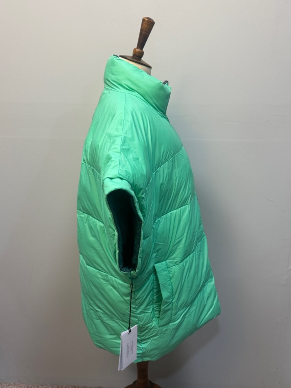 NWT UGG Sydnee reversible puffer vest women’s sz M, as is - Picture 9 of 15